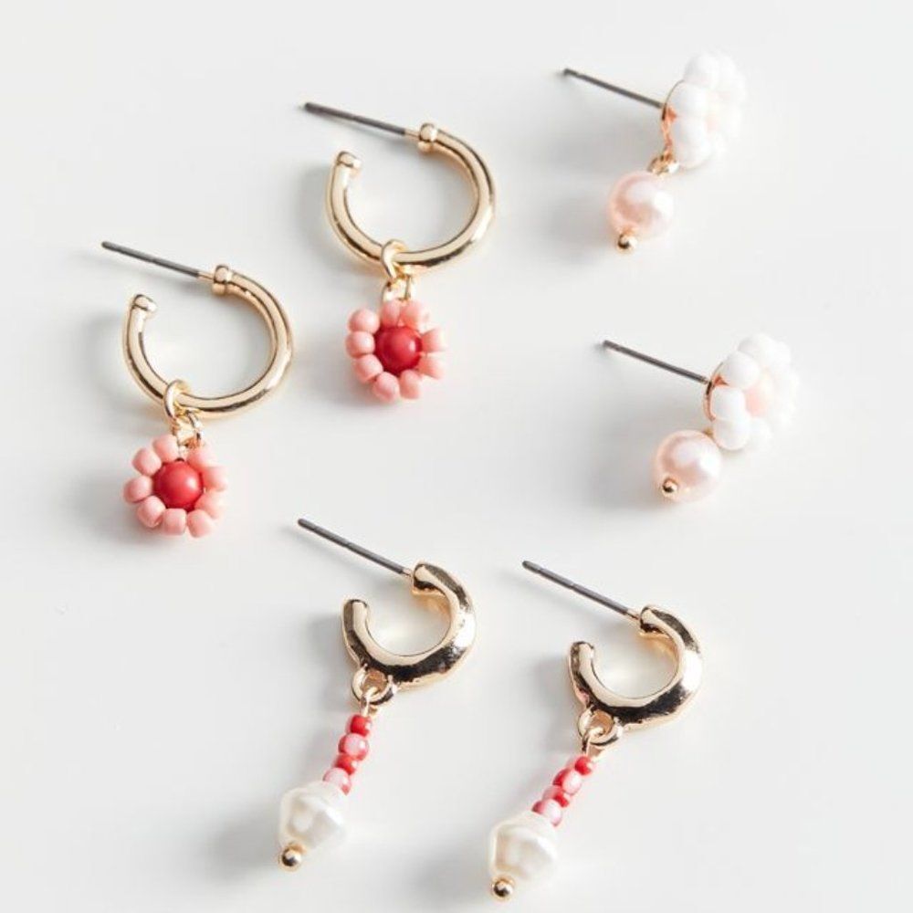 Urban  Outfitters Mina Beaded White Daisy Flower Bead earrings pink NWT 25